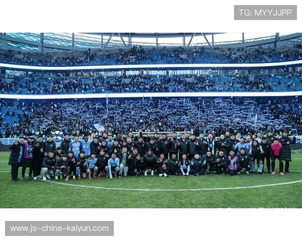 大连英博一次中场长传带来临门一脚机会