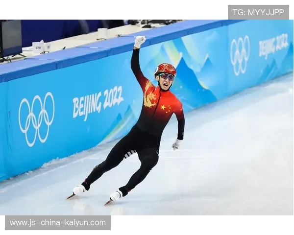 武大靖短道冲刺贴墙超越全场沸腾